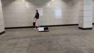 Девушка со скрипкой: более длинная версия.