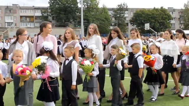 1 сентября 2018 г., г. Мамоново, линейка. Одиннадцатиклассники провожают первоклассников. смотреть онлайн