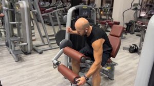 Как тренировать бицепс бедра сидя