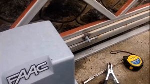 Установка крепление стальной зубчатой рейки откатных ворот WG Gate Systems