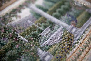 Слайд шоу процесса вышивки семплера Терезы Венцлер Английский сад