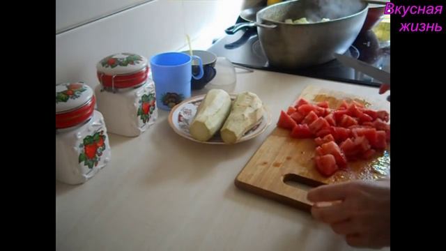 Овощное рагу / Рагу из кабачков, баклажанов, помидор, моркови, лука, и перца. смотреть онлайн