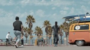 Парни на пляже танцуют это невероятно