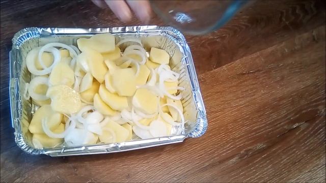 Куриные крылья с картошкой запечёные в духовке.