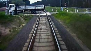 В Польше поезд с пассажирами протаранил застрявший на путях грузовик