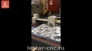 Раскрой ткани на основе ПВХ пленки 0,3 мм на планшетном режущем плоттере Lestar