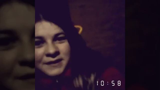 На качелях качается ребёнок