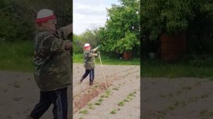 Соседка сходит с ума из-за болезни - шизофрении.