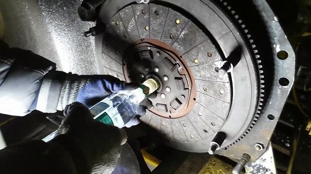 Центровка диска сцепления МТЗ-80/82 бутылкой водки! смотреть онлайн