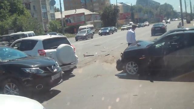 Авария на перекрестке Красный Путь – Кемеровская, Омск смотреть онлайн