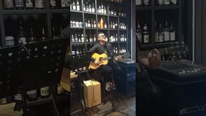 Китаец поет красивую песню. 好听。Chinese guy sings a beautiful song