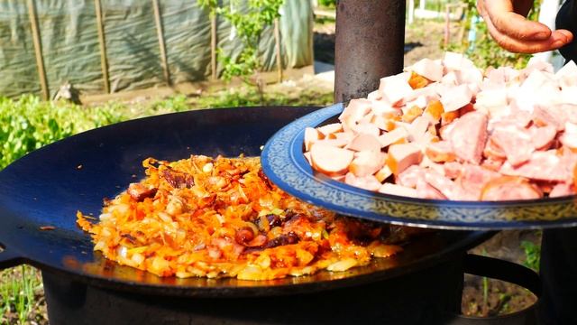 ХОЛОСТЯЦКОЕ ЖАРКОЕ с КОПЧЕНОСТЯМИ и КОЛБАСОЙ в КАЗАНЕ на КОСТРЕ