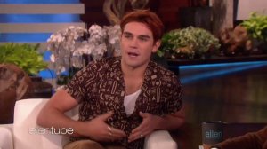 Кей Джей Апа на шоу Эллен НА РУССКОМ [rus sub]