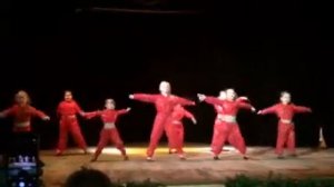 Эстрадная группа. Мы маленькие дети танец