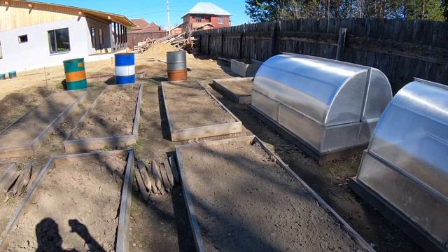 Привели в порядок полы. Весенне-огородная суета.