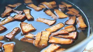 Вареники с картофелем, луком и шкварками
