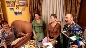 За грибами в лес подружки