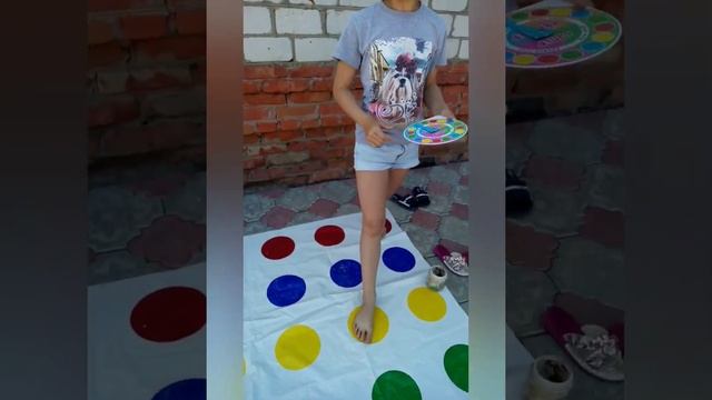 Играем в твистер| чем заняться летом | ?? смотреть онлайн