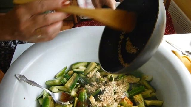 Салат из свежих огурцов с кунжутом. смотреть онлайн