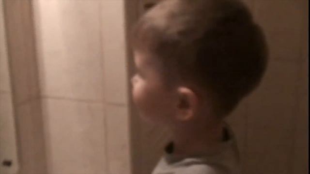 Как Плохие Мальчики Правильно Чистят Зубы؟! Colgate для Детей с Клубничным Вкусом и Зубная Щетка смотреть онлайн