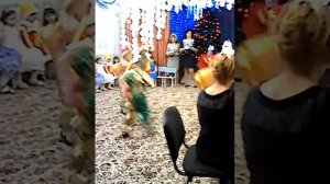 Танец скоморохов в детском саду. Новогодний утренник. Скоморох в бордовых штанах самый шустрый.