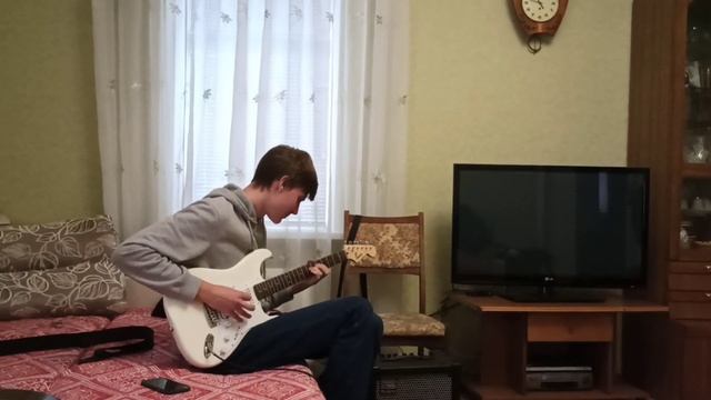 Первый раз взял электрогитару в руки! #электрогитара #игранагитаре