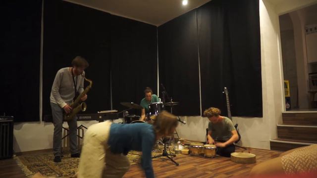 Jakob Gnigler (sax), Emil Gross drums), Lucia Müllauer (dance) смотреть онлайн