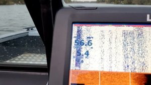 Волжанка 46 фиш+Ямаха 60 скорость против течения 2 человека в лодке. аи-92.#волжанка #катер  #лодка