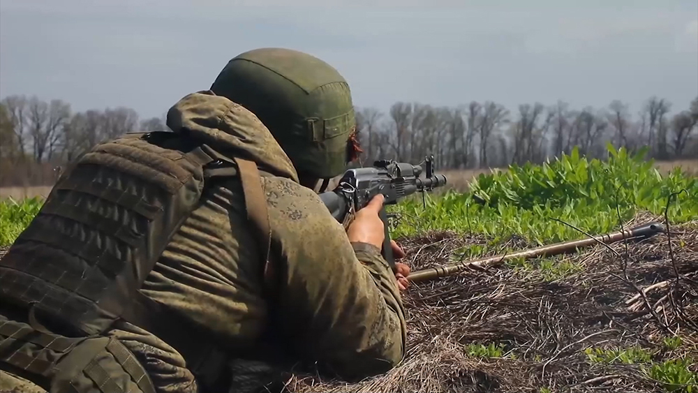 Отразил нападение диверсантов: Минобороны рассказало о новых подвигах военных / События на ТВЦ