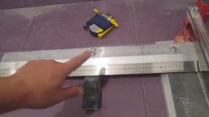 Прирезка плитки на внутреннем углу.