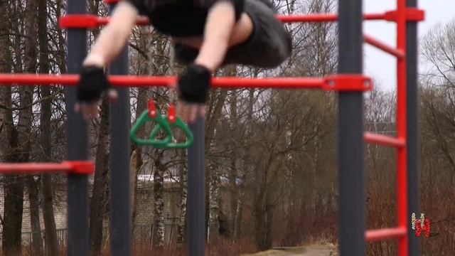 Для правильной молодежи. На площади Октябрьская установили уличные тренажёры.
