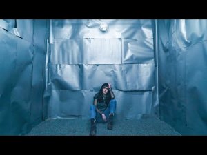 Старшеклассница запирается в специальной комнате после преследования неизвестного мужчины