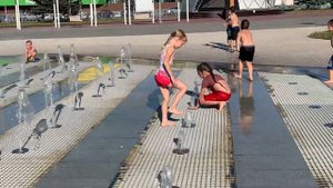 Вика купается в фонтане в жаркий летний день