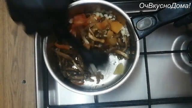 Бланшируем огурцы, маринуем с сахаром, баклажаны - кипятком...немного моркови по-корейски... смотреть онлайн