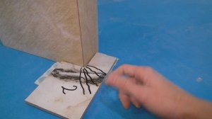 Почему плитка в углу треснула?  Как делать правильно?