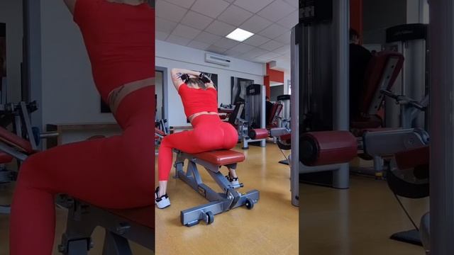 Как правильно приседать ? Проверь клюёт таз? #подтянутоетело #подтянутьживот #теломечты #фитнесзал