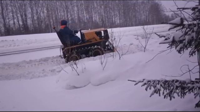 Гусеничный минитрактор в работе