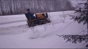 Гусеничный минитрактор в работе