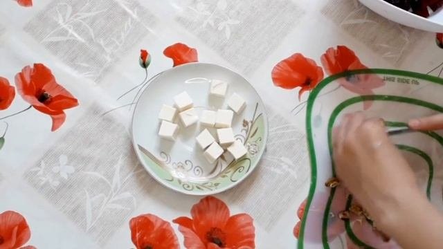 Свекольный салат с рукколой и сыром.Салат со свёклой.