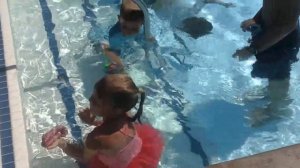 Эмиля учится плавать в АКВАПАРКЕ уроки плаванья детям  Em's swimming lessons