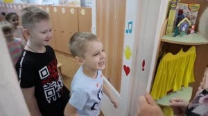 Воспитатель встречает детей в детском саду!