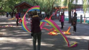 а это мы пробуем играть с лентами в одном из парков Пекина.mp4