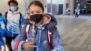 Аня Щербакова обменивается значками на олимпиаде.