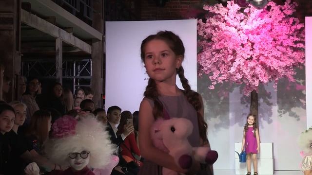 RUSSIAN FASHION SHOW 2020 Модная коллекция EVIKA KIDS.mp4