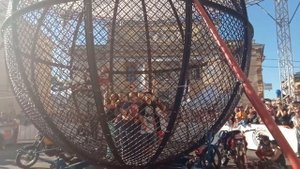 Мотоцикл в железном шаре с людьми