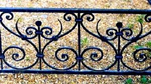 Кованая оградка на кладбище ограждение для могилы металл