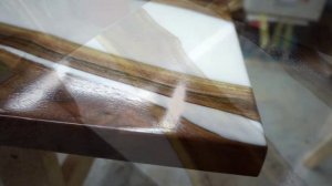 Столешница из слэбов ореха и эпоксидной смолы