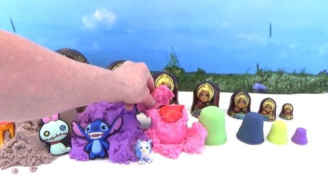 Сюрпризы в кинетическом песке.  Бабушкины Сказки.Surprises In The Kinetic Sand.