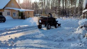 ребёнок чистит снег квадроциклом