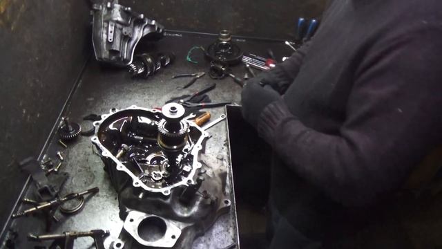 Мазда 121. Гул в коробке передач . смотреть онлайн